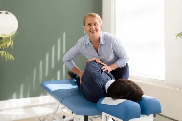 Chiropractor onderzoekt een cliënt tijdens de intake bij TOPCHIRO Utrecht