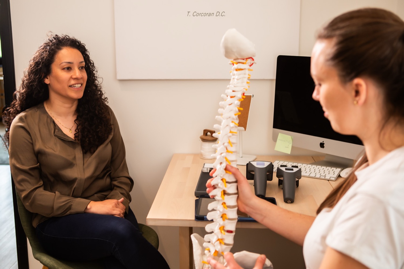 Chiropractor legt met een wervelkolommodel uit wat de scan laat zien bij TOPCHIRO Utrecht