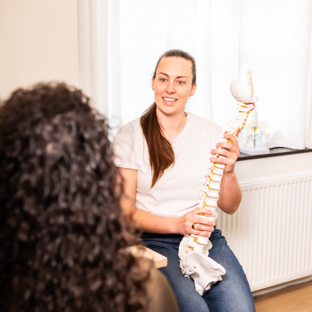 Chiropractor bespreekt het persoonlijke zorgplan met een cliënt bij TOPCHIRO Utrecht